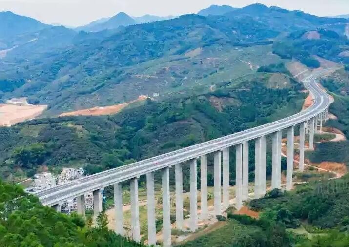 广西乐百高速1月8日将建成通车 穿梭于山水画廊里
