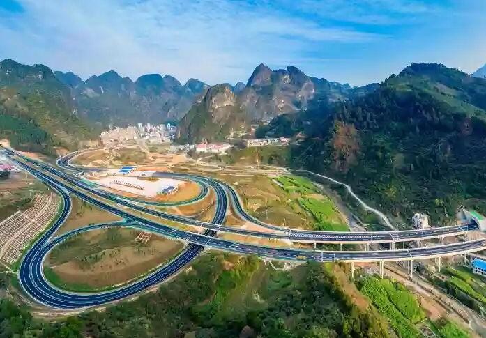 广西乐百高速1月8日将建成通车 穿梭于山水画廊里