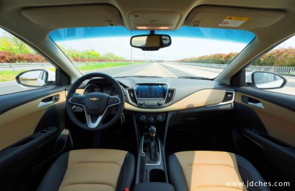 雪佛兰科鲁泽1.5L车型上市 2种配置/售11.19万起 雪佛兰科鲁泽1.5L车型上市 2种配置/售11.19万起