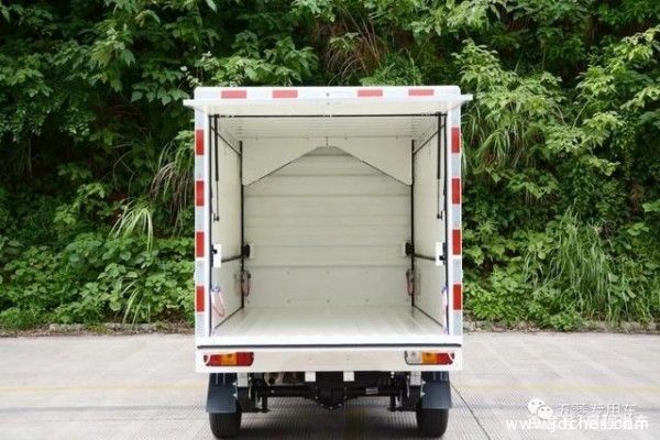 “摆地摊”要合法化——五菱推出翼开移动卖货厢式车
