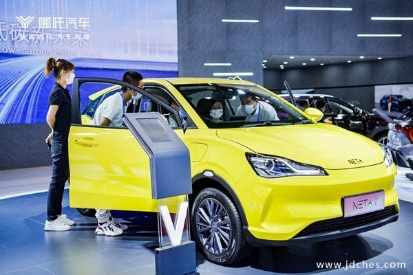 哪吒汽车首款右舵车型重磅发布  多款车型亮相第18届东博会